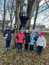 Сегодня ребята 1 класса повесили кормушки !.